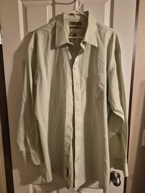Roundtree & Yorke Men's Pale Green Dress Shirt - Spread Collar